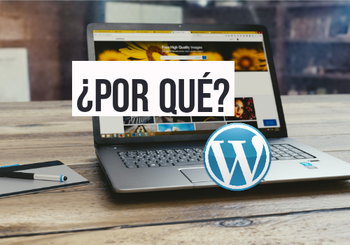 portatil de fondo con logo de wordpress